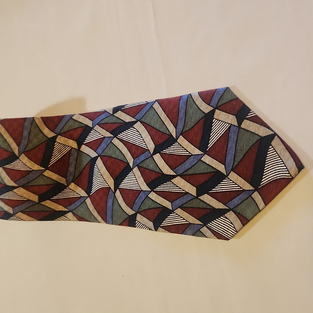 Red Albert Nipon tie with geometric lines